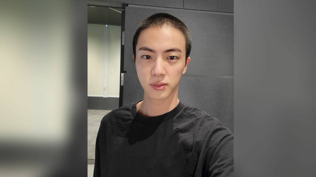 Con nuevo corte de cabello, Jin de BTS anuncia que inicia el servicio militar