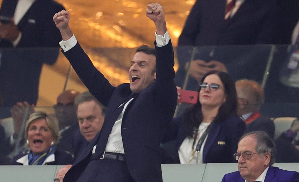 Presidente de Francia disfruta el triunfo de la selección desde Qatar