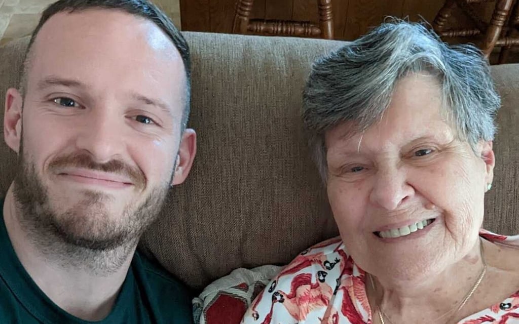 'Me pidió que le mandara una foto con mi novio': Abuela sorprende a su nieto con tierno gesto