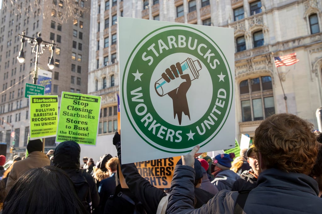Empleados de Starbucks hacen paro en apoyo a sindicalización