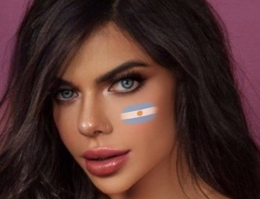 Suzy Cortez se muestra sin ropa y se tiñe de dorado por Messi