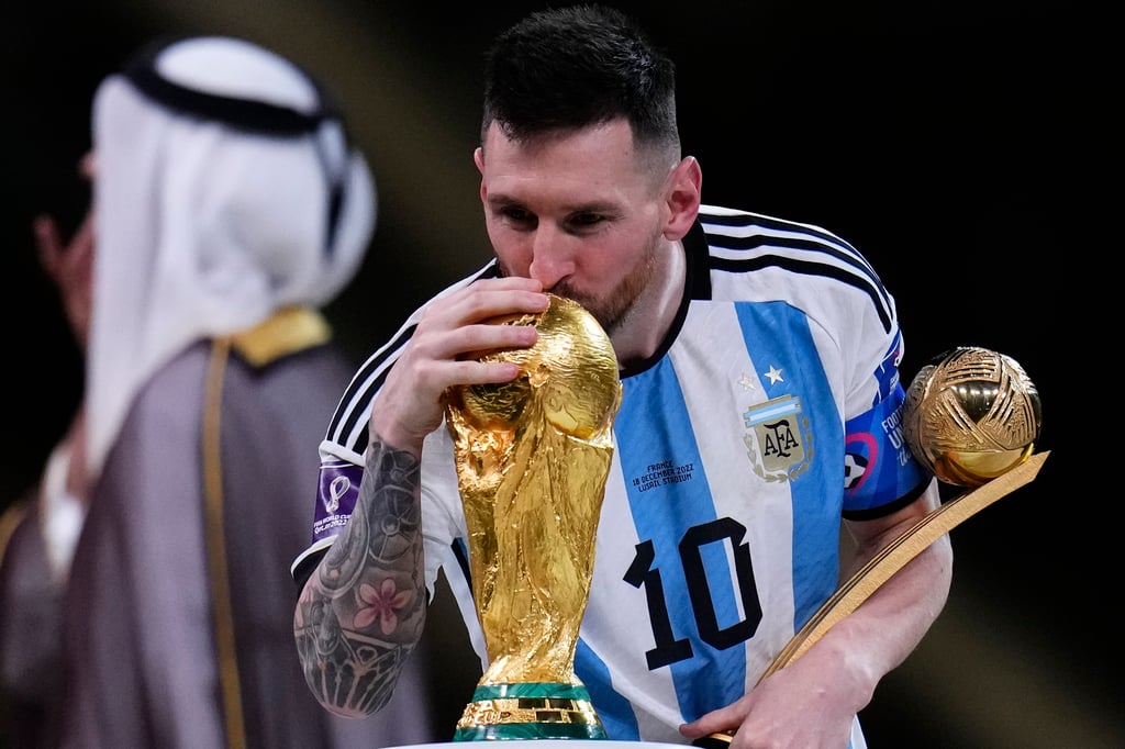 Messi se sienta en la mesa de Maradona