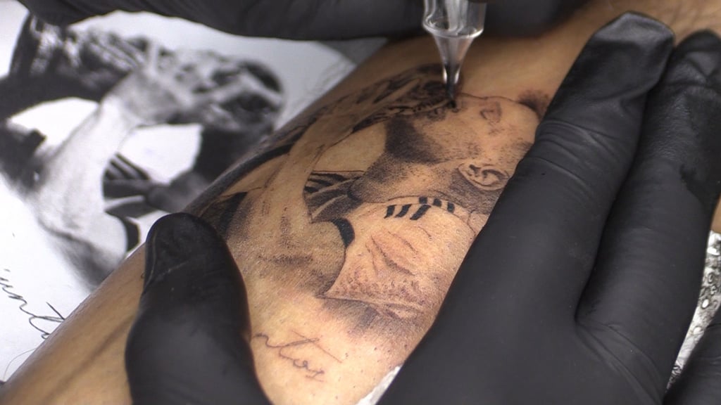 Fiebre por los tatuajes con la cara de Messi y la Copa del Mundo