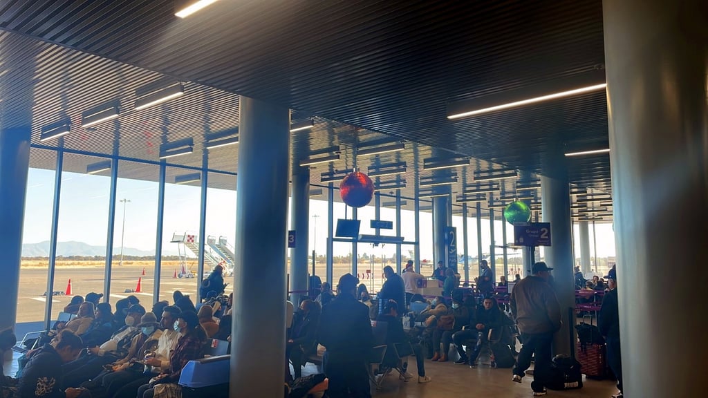 Desorden en Aeropuerto de Durango; pasajeros acusan mal trato de Volaris