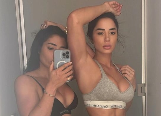 Bru y Pietra Luccas desearon 'feliz Navidad' con diminutos trajes de baño