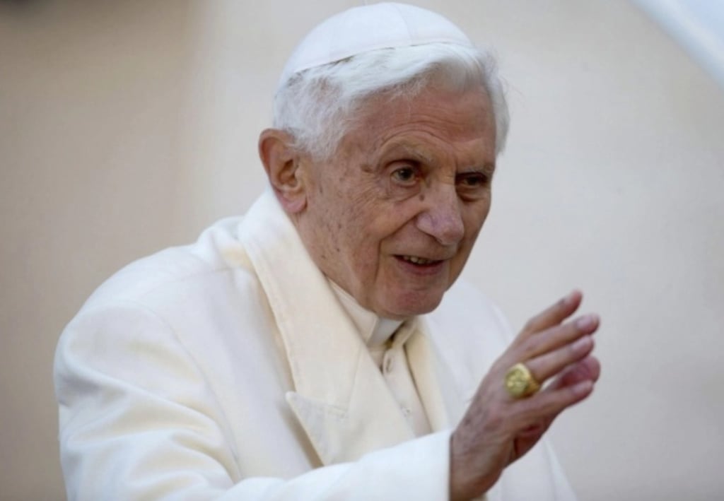 Benedicto XVI sigue estable y asistió a una misa en su habitación, reporta prensa del Vaticano