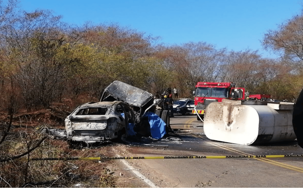 Choque entre camioneta y pipa en carretera Sanalona-Tamazula deja cinco muertos