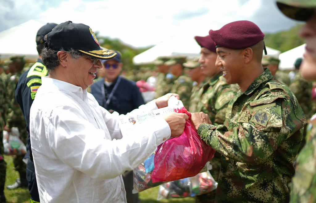 Colombia arranca 2023 con 'cese bilateral' del fuego con guerrillas y grupos paramilitares