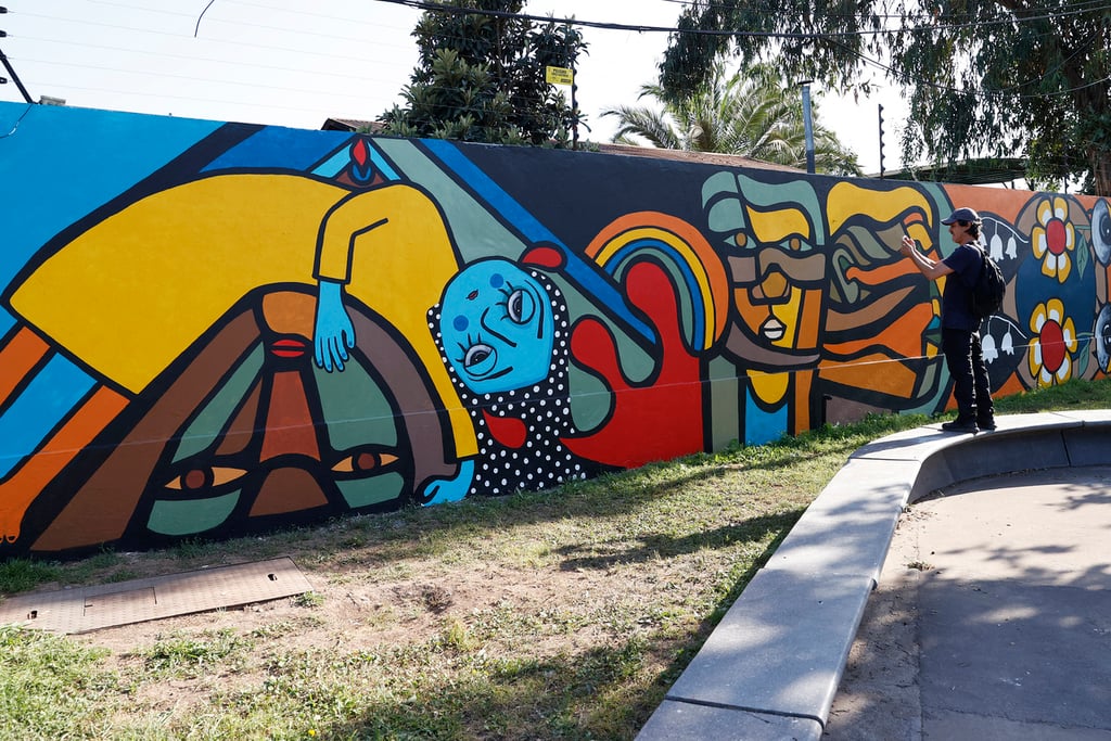 Mural de Mon Laferte inaugura el aniversario del golpe en Chile