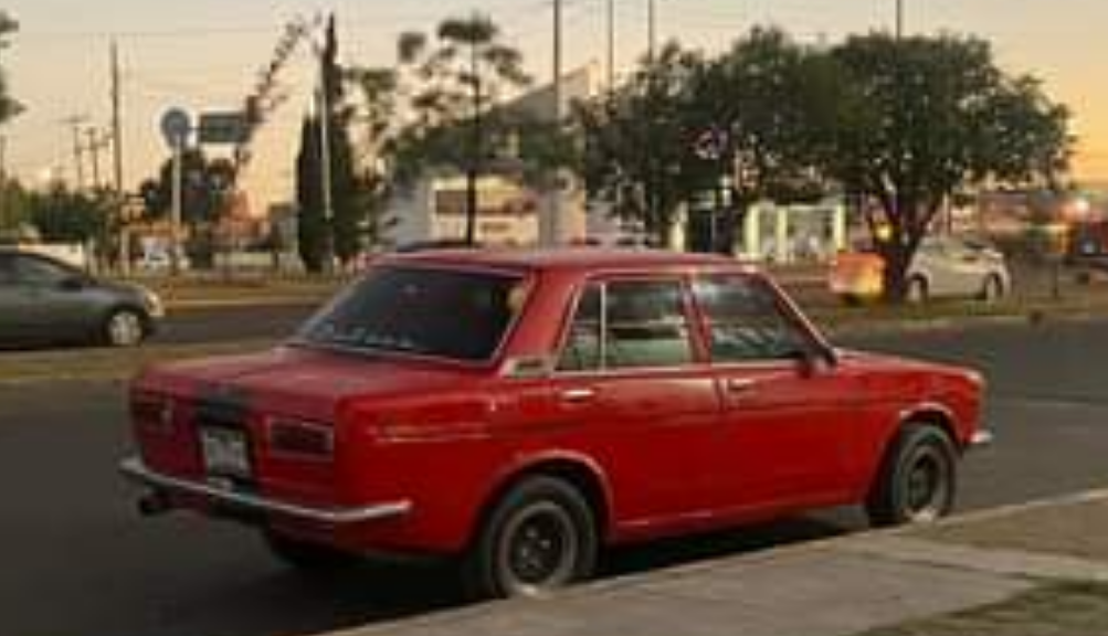 Roban un Datsun modelo 73 del estacionamiento de Walmart Felipe Pescador