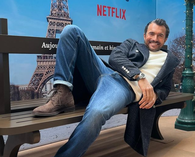 Aseguran que William Abadie aparece con un piojo en la axila en escena de Emily in Paris