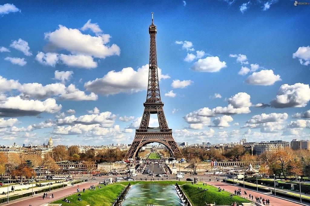 Viajeros vuelven a la Torre Eiffel