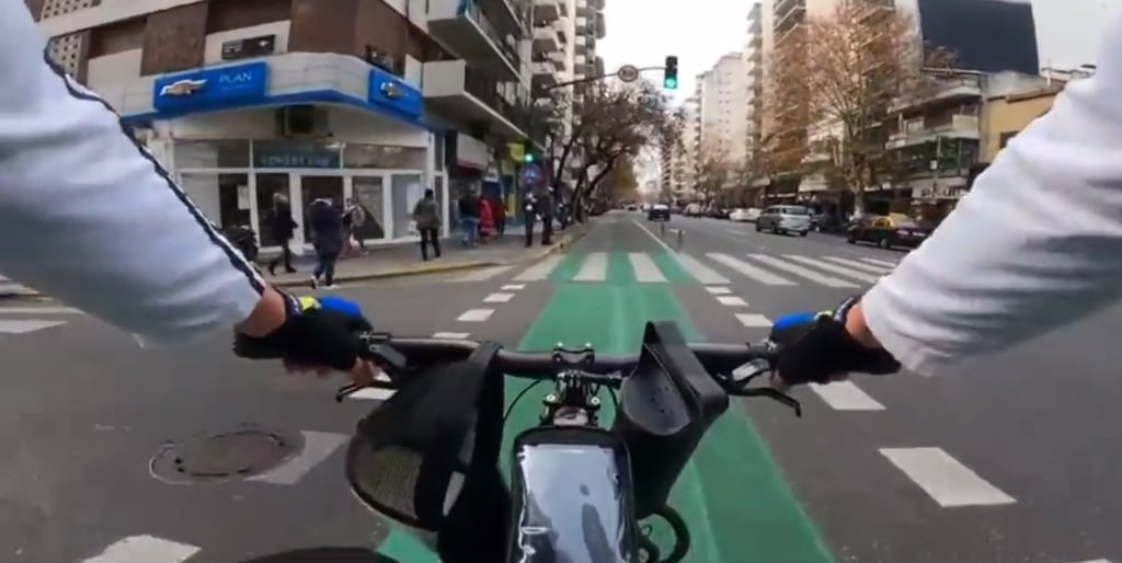 Ciclista se vuelve viral por defender la ciclovía