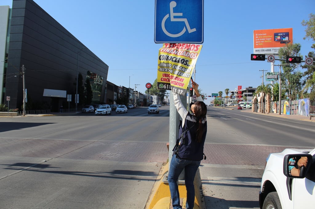 Recolectan cinco toneladas de anuncios en la calle