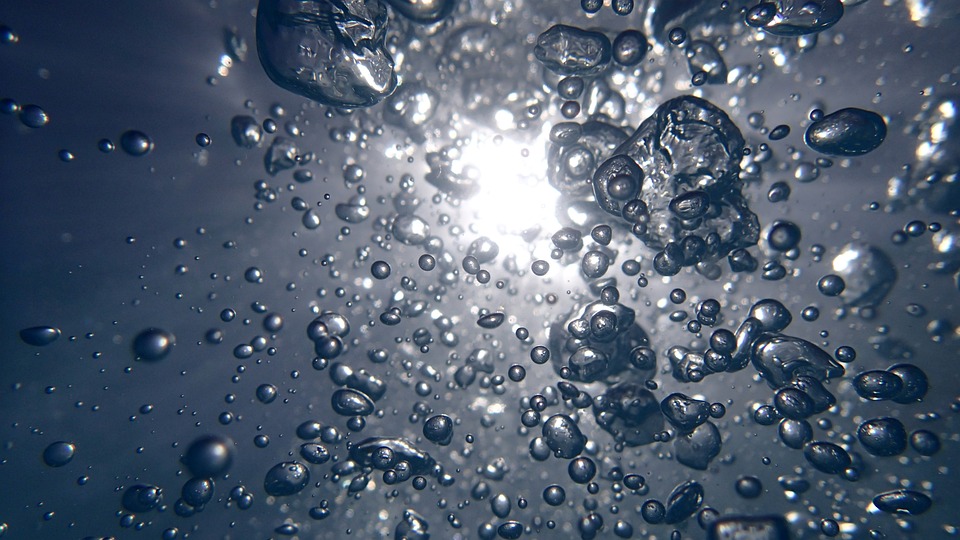 ¿Por qué algunas burbujas de aire ascienden haciendo zigzag en el agua?