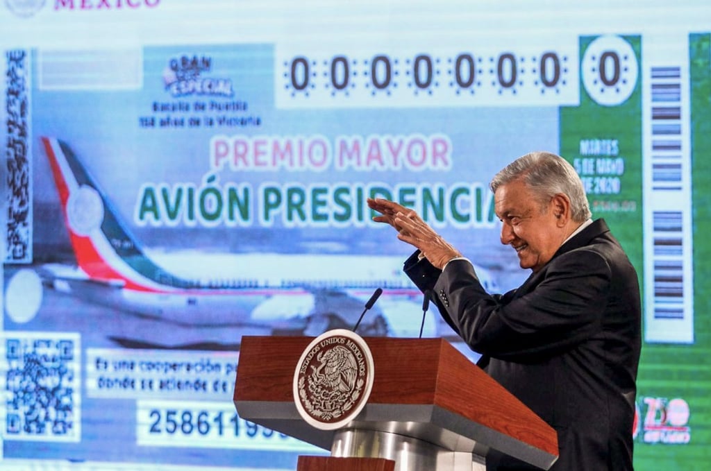'No somos rateros': AMLO responde por cheque millonario de rifa del avión presidencial