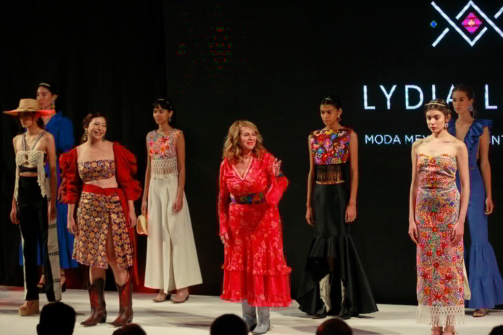 Diseñadora crea prendas con fibra de henequén