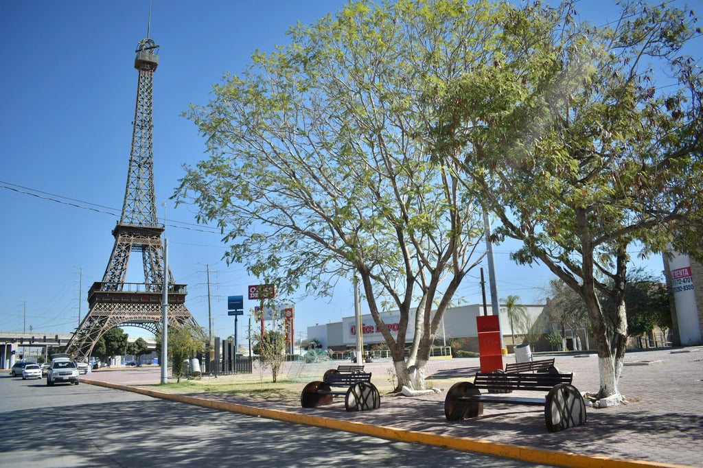 En Gómez Palacio darán toque parisino a plaza donde está la réplica de la Torre Eiffel