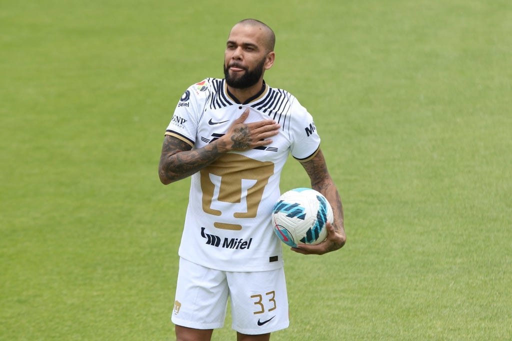 Alves miente sobre su salario en los Pumas