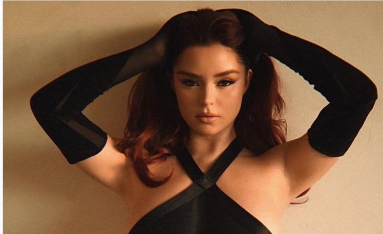 Demi Rose posa como una 'diosa' con poca ropa