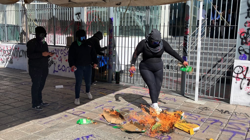 Mujeres toman el Palacio de Justicia en Gómez Palacio