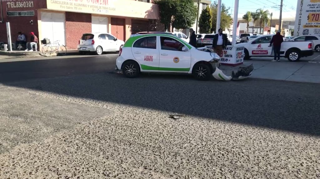 Tras no respetar señal gráfica de alto, taxi y camioneta chocan en Zona Centro de Durango