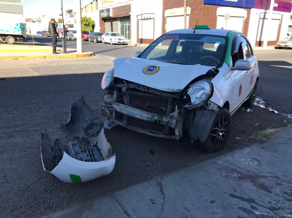 Se registra choque entre taxi y camioneta