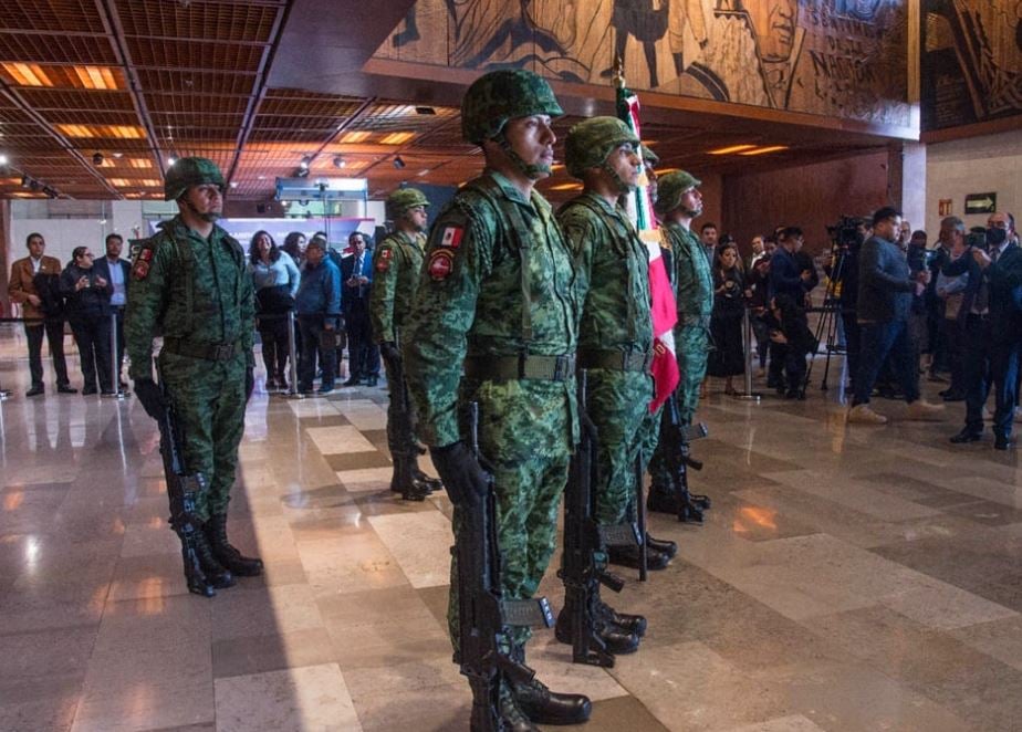 Tras polémica, AMLO dice que por reglamento escolta militar debe ir armada