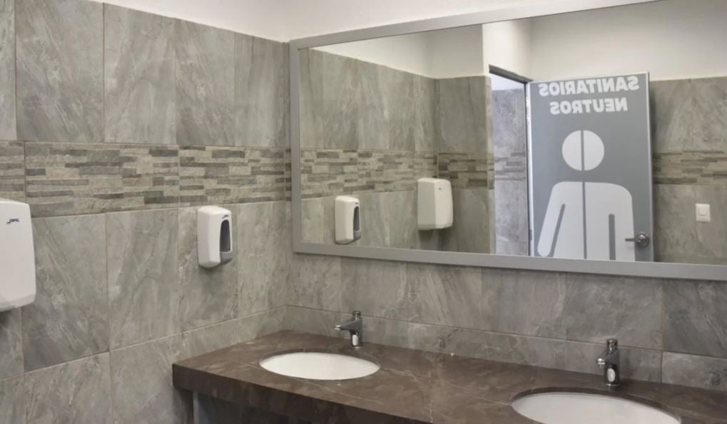 Facultad de Medicina de UNAM inaugura los primeros baños neutros