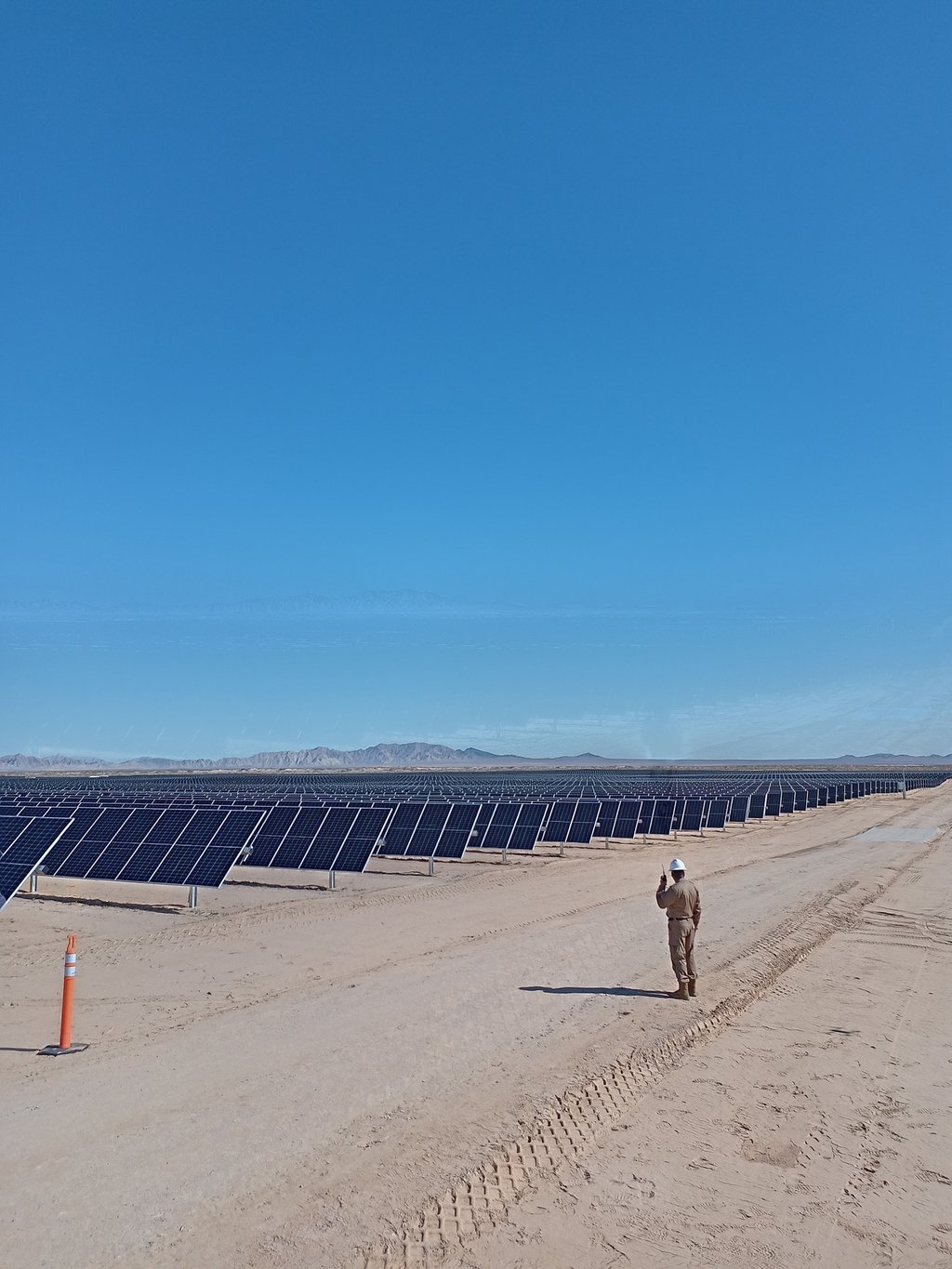 México presenta 'la mayor planta solar de Latinoamérica' en el norte del país