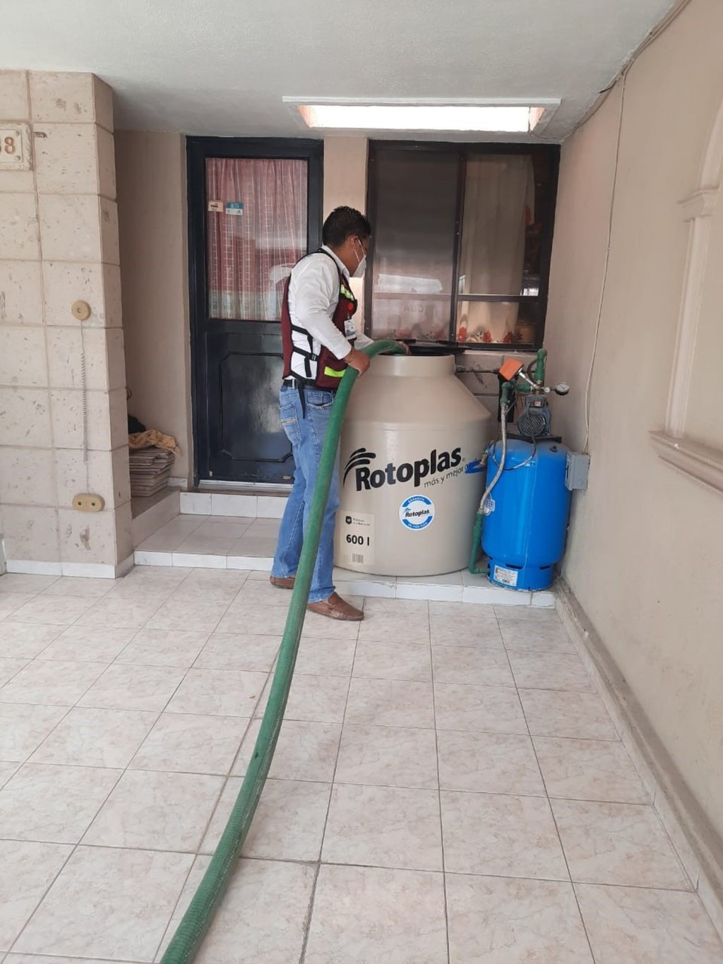 Ciudadanos solicitan agua potable en pipas