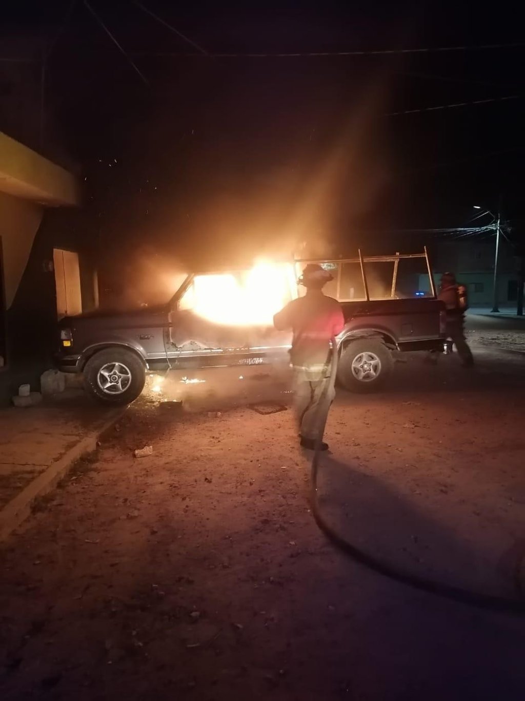 Se quema una camioneta en la colonia J. Guadalupe Rodríguez