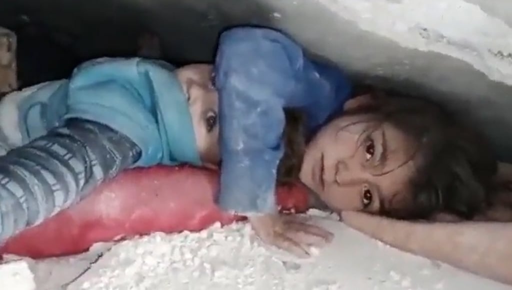 'Señor seremos sus amigas si nos rescata': liberan a niñas atrapadas tras terremoto