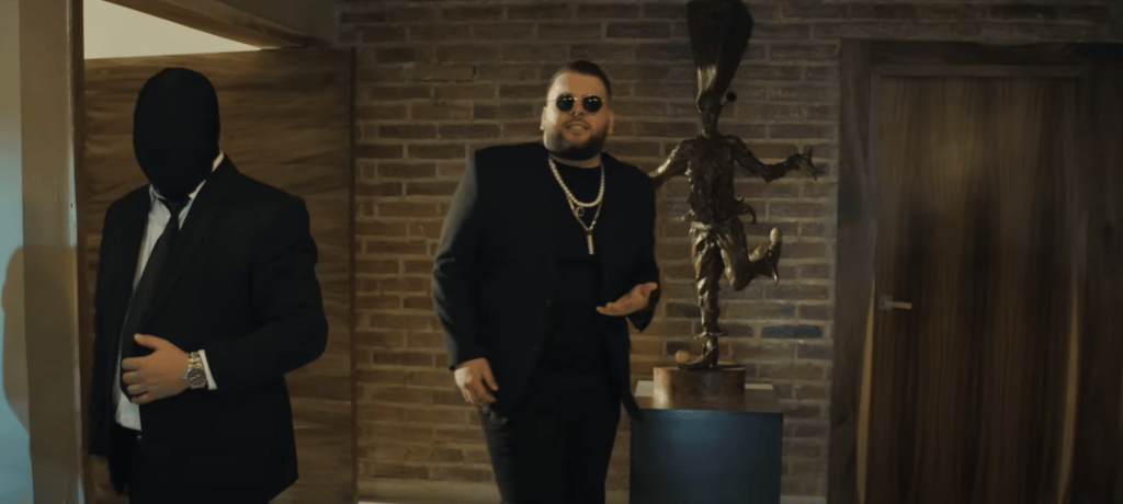 El Fantasma anda de 'selectivo' con su nuevo video musical