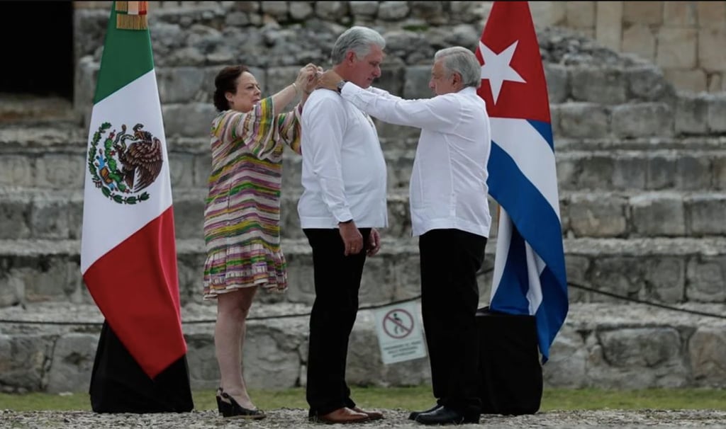 AMLO condecora a Miguel Díaz-Canel con la Orden del Águila Azteca