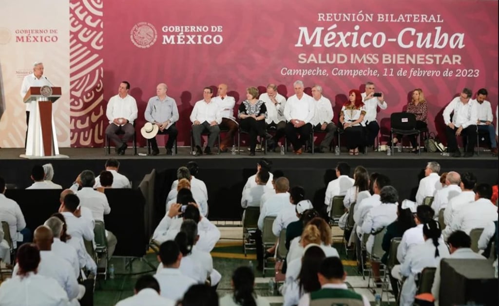 AMLO rinde homenaje a Fidel Castro a quien califica como 'un visionario y un gigante'