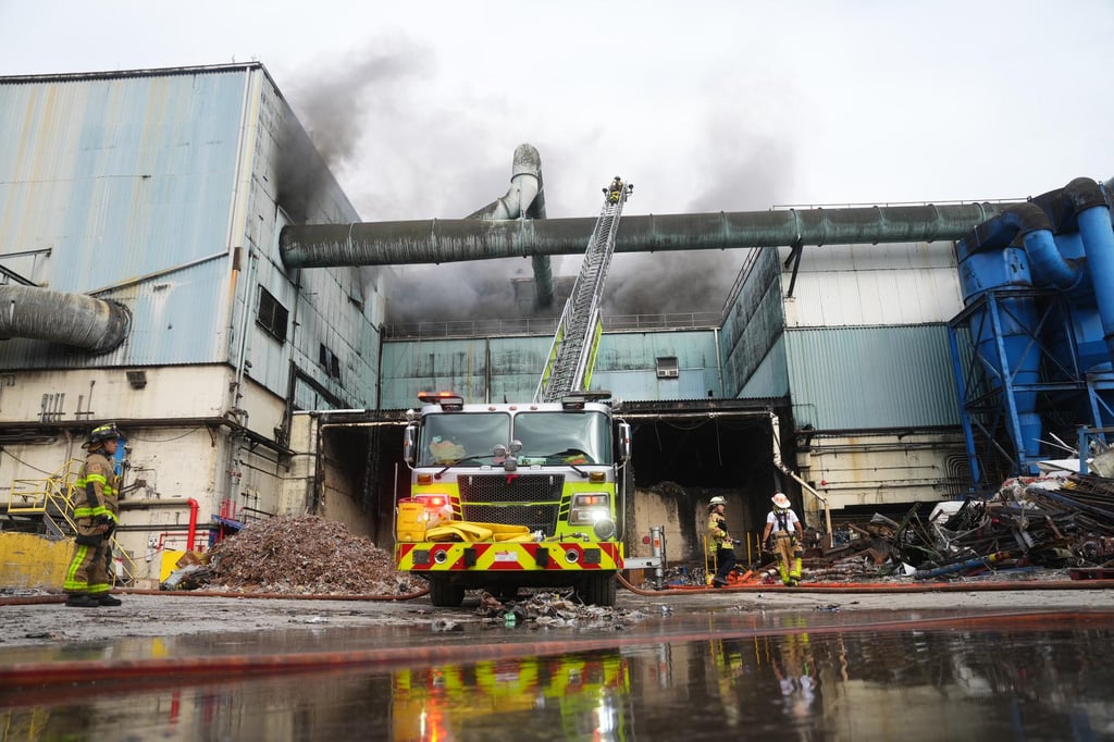 Se desata un gran incendio en planta de tratamiento de desechos de Mami-Dade