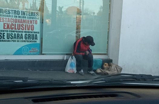 Hombre duranguense le da su chamarra a un perrito para que no pase frío