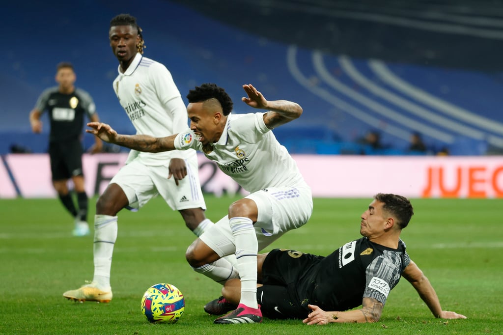 El Madrid golea a Elche y sigue a la caza del Barza