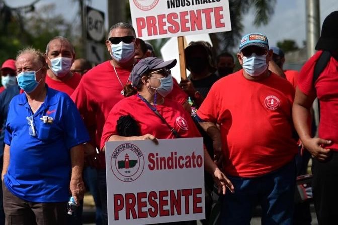 Huelga de trabajadores bloquea recintos universitarios de Puerto Rico