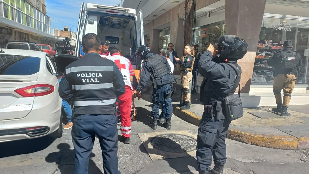 Taxi arrolla a un adulto mayor en Zona Centro de Durango