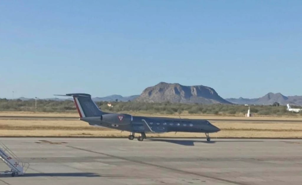 AMLO llega a Hermosillo a bordo de un avión de la Fuerza Aérea Mexicana