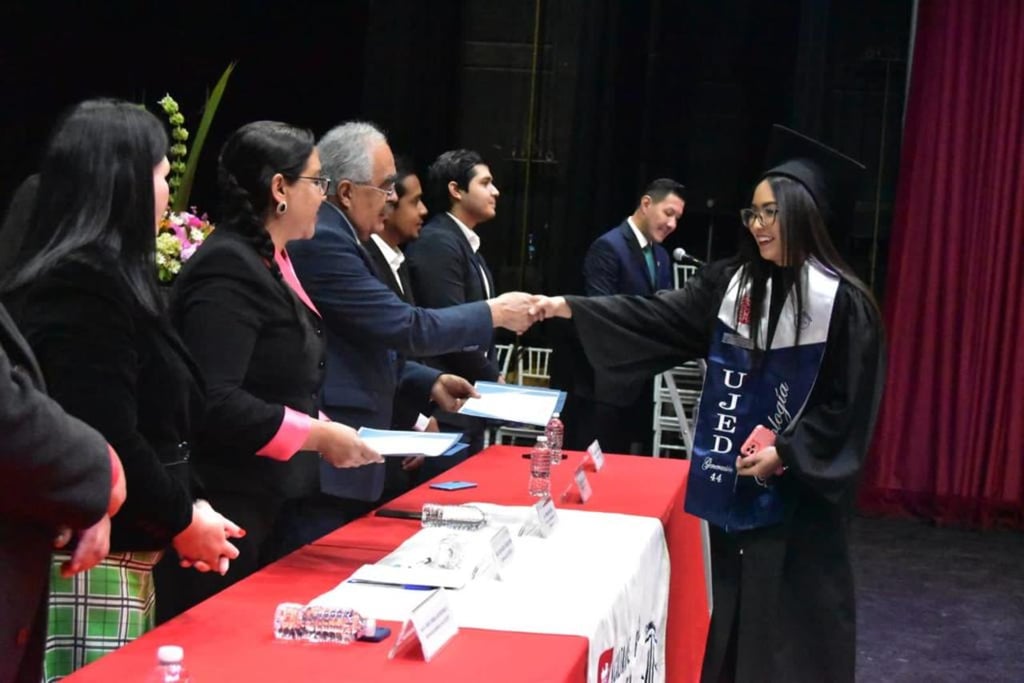 Reciben cartas de pasante egresados de la Facultad de Psicología y Terapia de la Comunicación Humana de la UJED