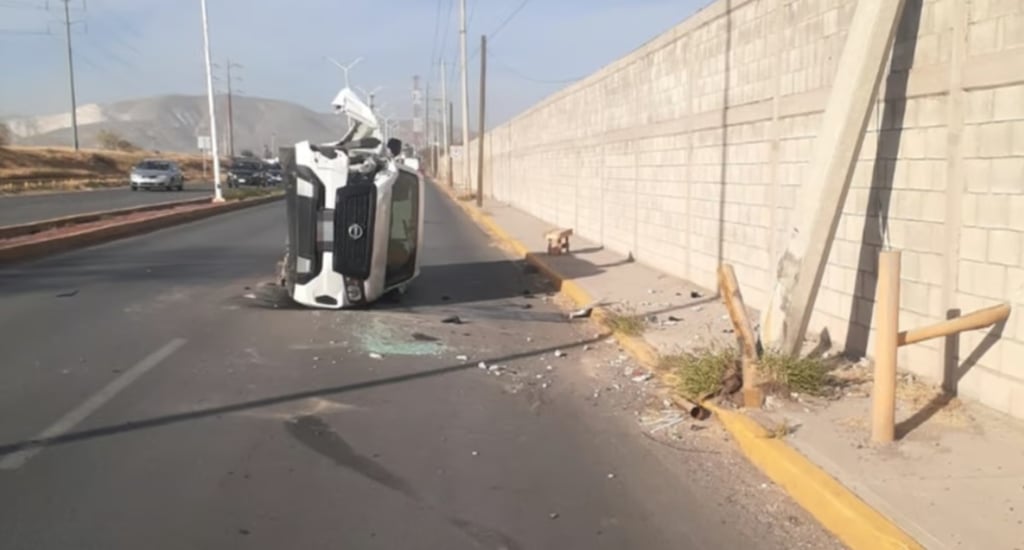 Camioneta impacta contra poste y vuelca en Lerdo