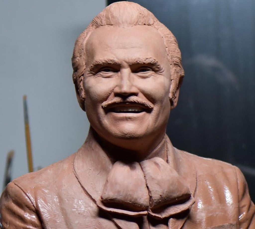 Alex Fernández manda recrear a Vicente Fernández en una escultura
