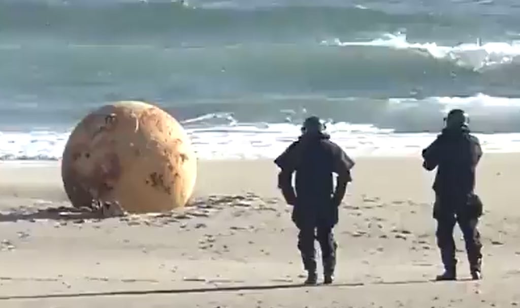 Encuentran 'extraña' esfera en playa de Japón ¿Qué es?
