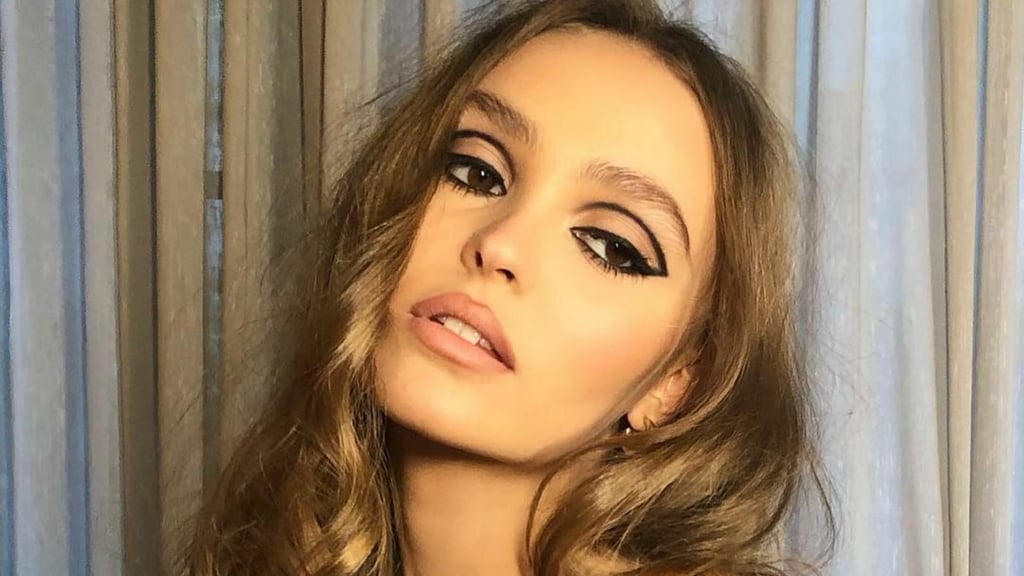 Lily-Rose Depp impacta al recrear atrevido look topless de una exnovia de su papá