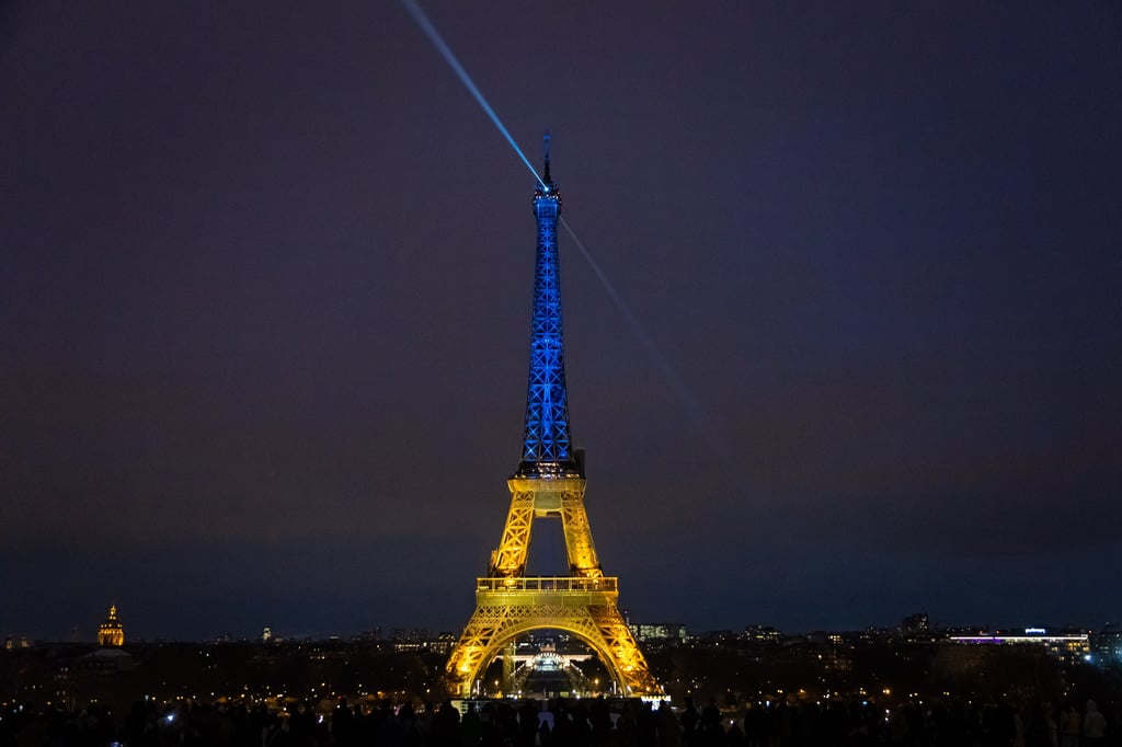 Torre Eiffel se ilumina con los colores de Ucrania a un año de la invasión rusa