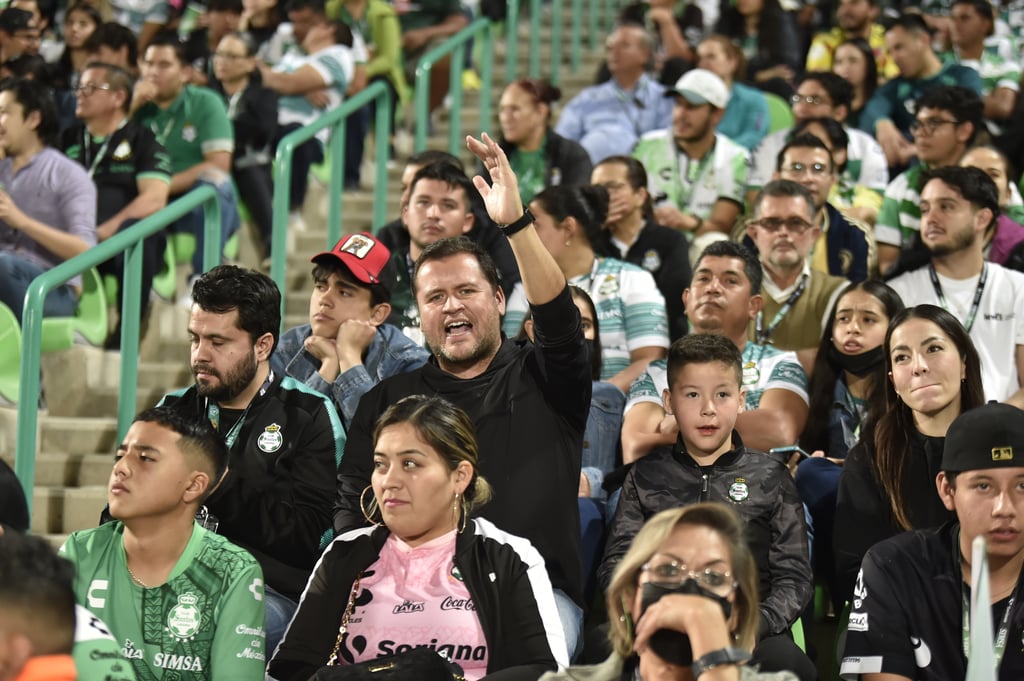 Afición de Santos Laguna vive martirio en el estadio Corona