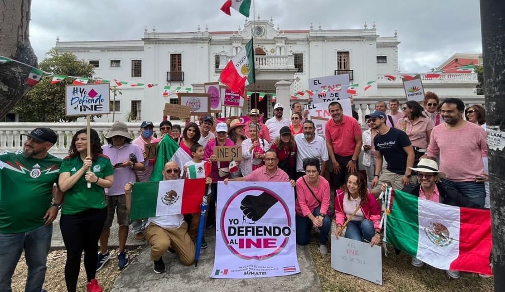 'INE es igual que democracia', claman mexicanos en Costa Rica
